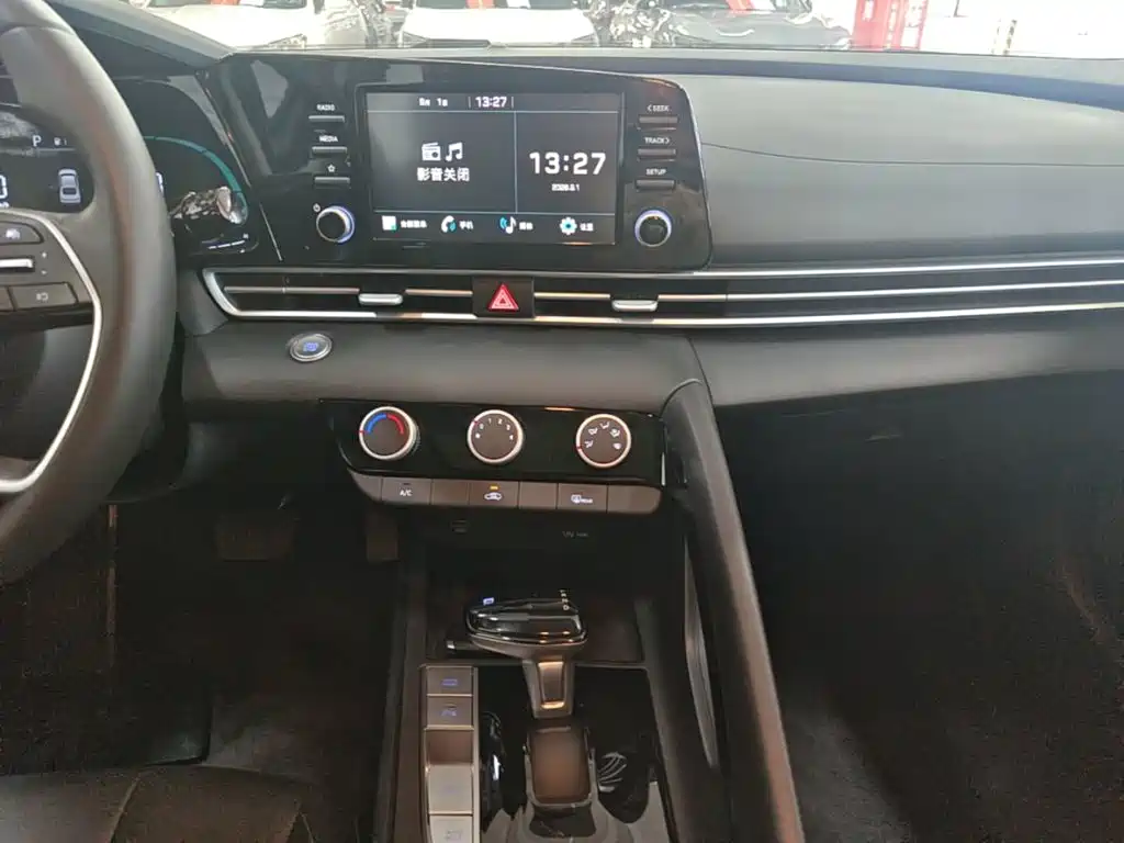 Hyundai Elantra — фото 13