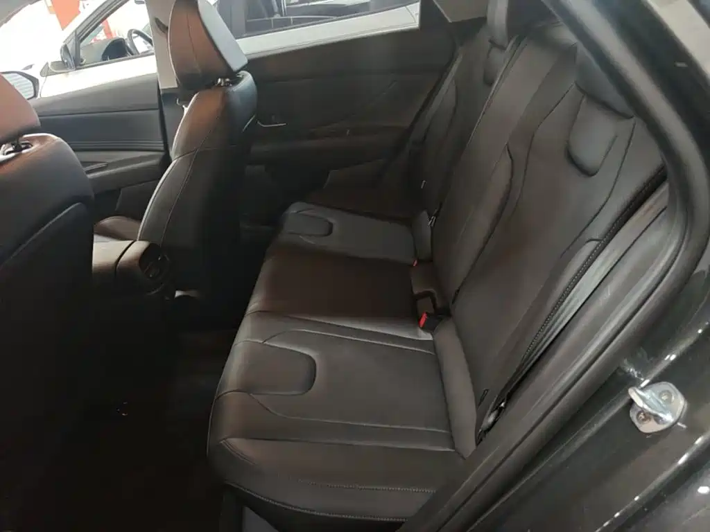 Hyundai Elantra — фото 17