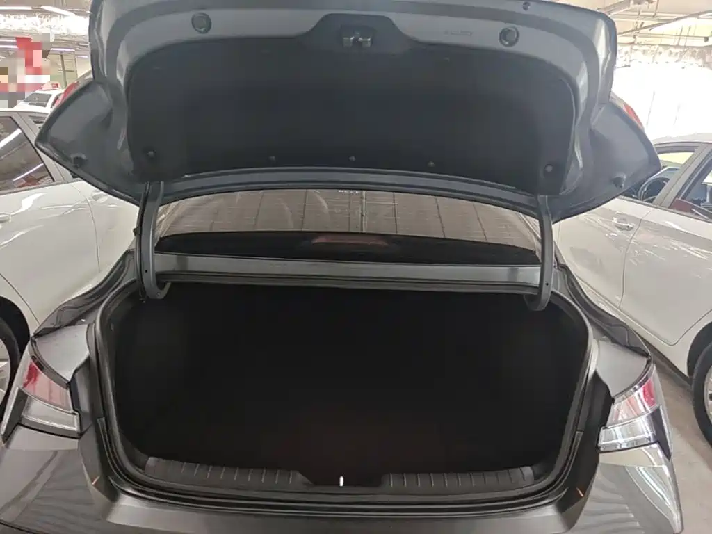 Hyundai Elantra — фото 19