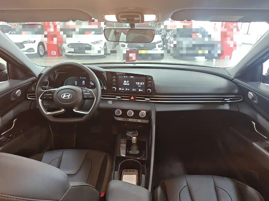 Hyundai Elantra — фото 10