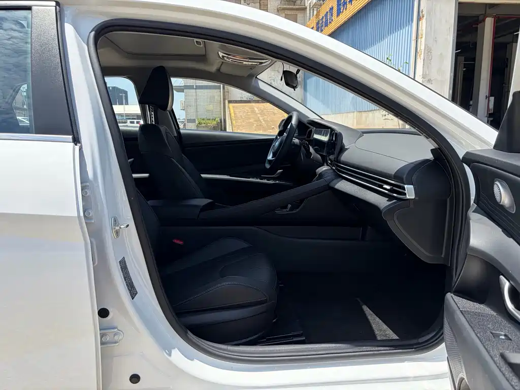 Hyundai Elantra — фото 11