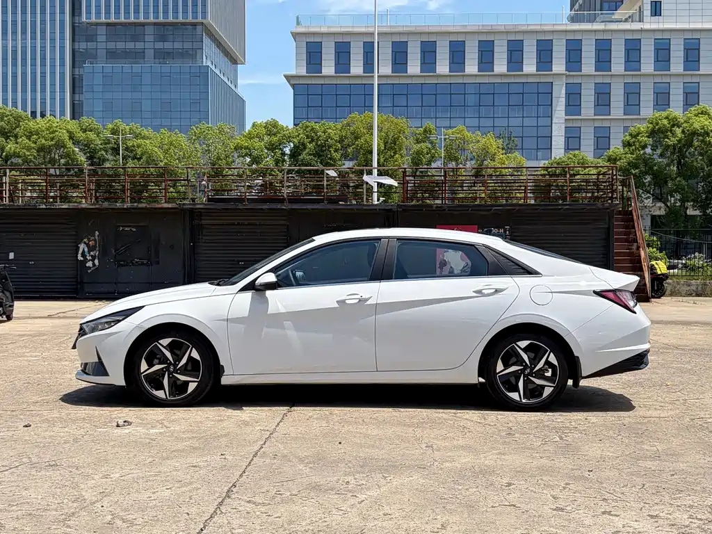 Hyundai Elantra — фото 4
