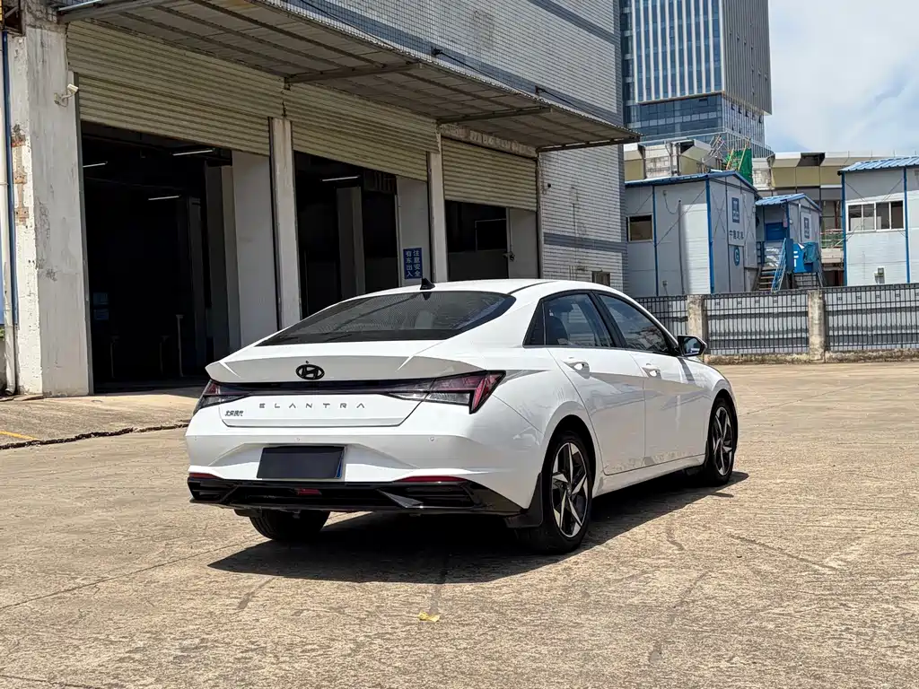 Hyundai Elantra — фото 7