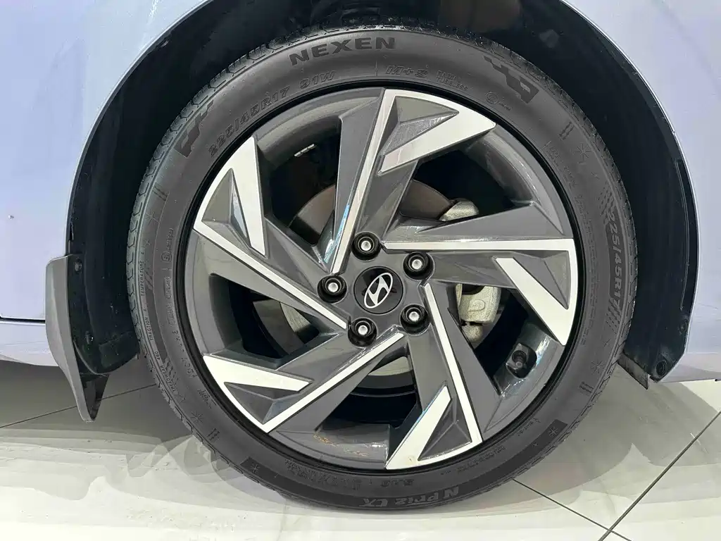 Hyundai Elantra — фото 20