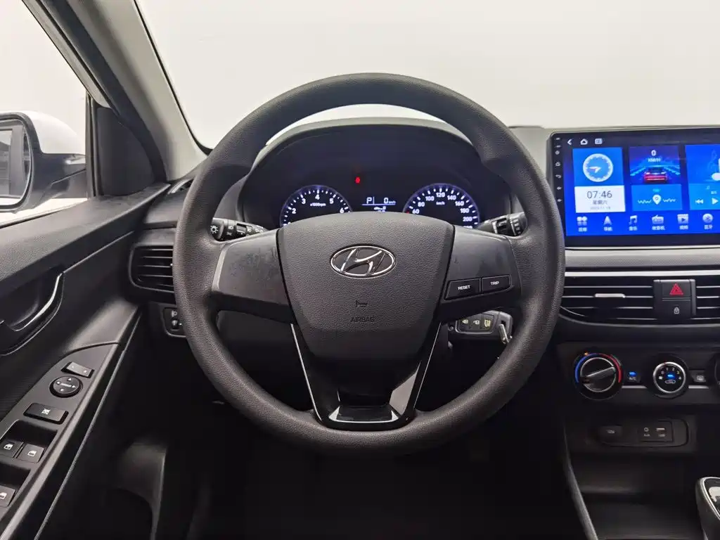 Hyundai Elantra — фото 11