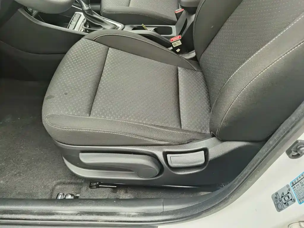 Hyundai Elantra — фото 20