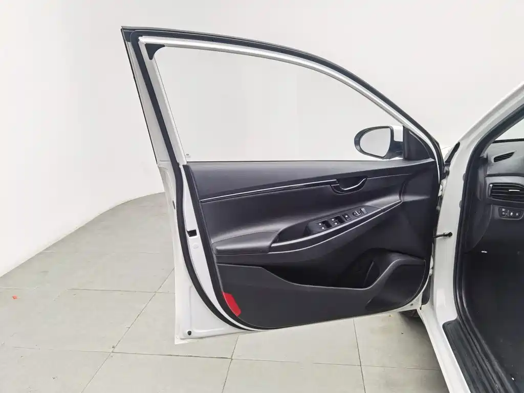 Hyundai Elantra — фото 8