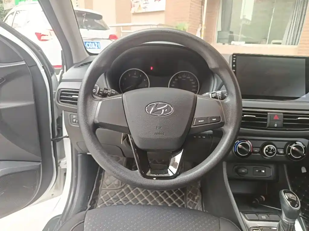 Hyundai Elantra — фото 11