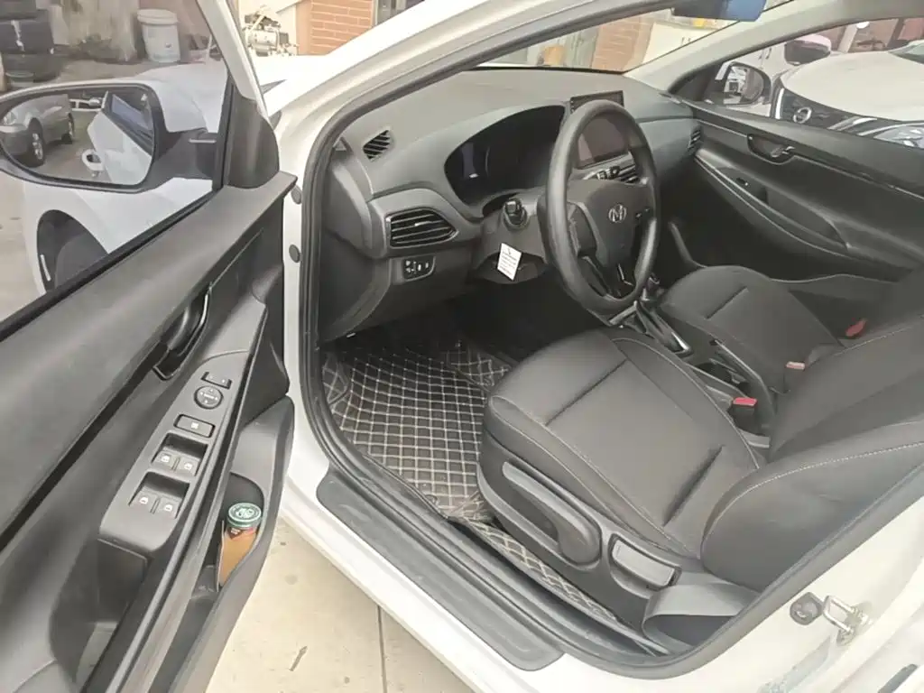 Hyundai Elantra — фото 16