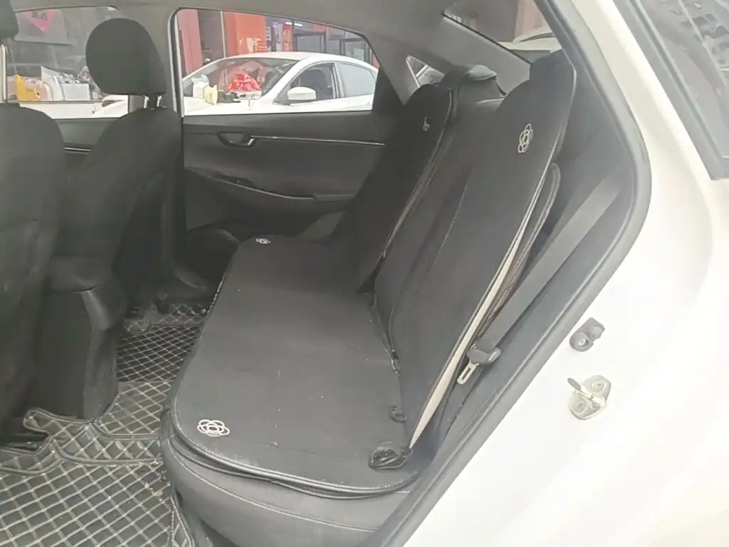 Hyundai Elantra — фото 17