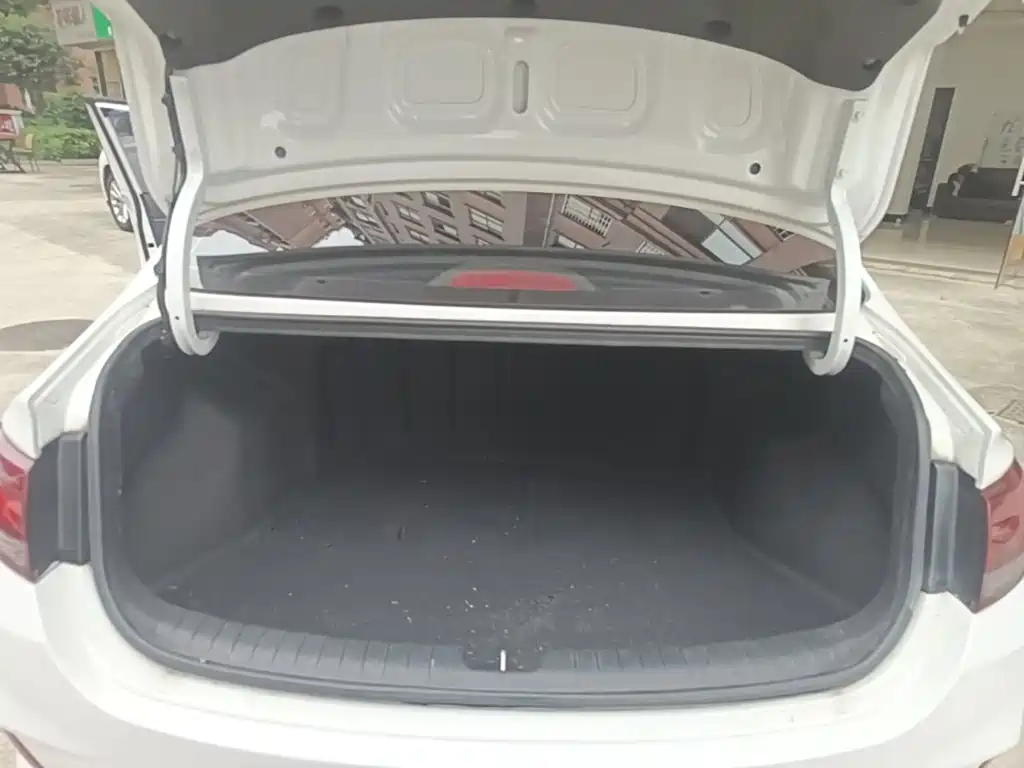 Hyundai Elantra — фото 19