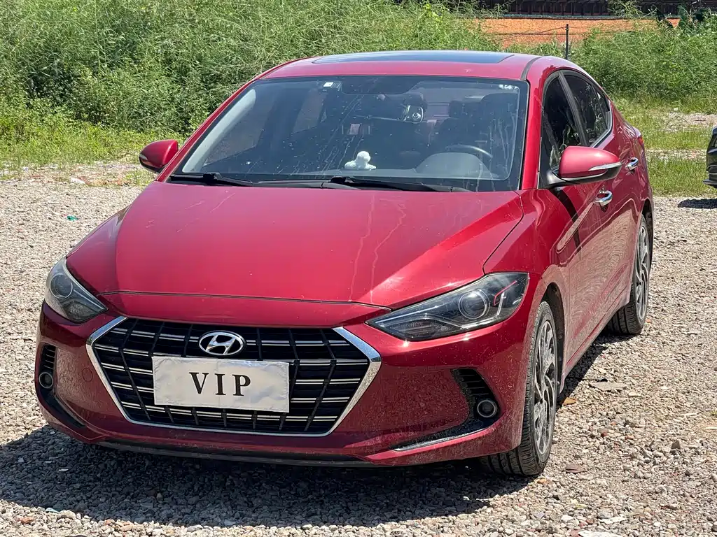 Hyundai Elantra — фото 1
