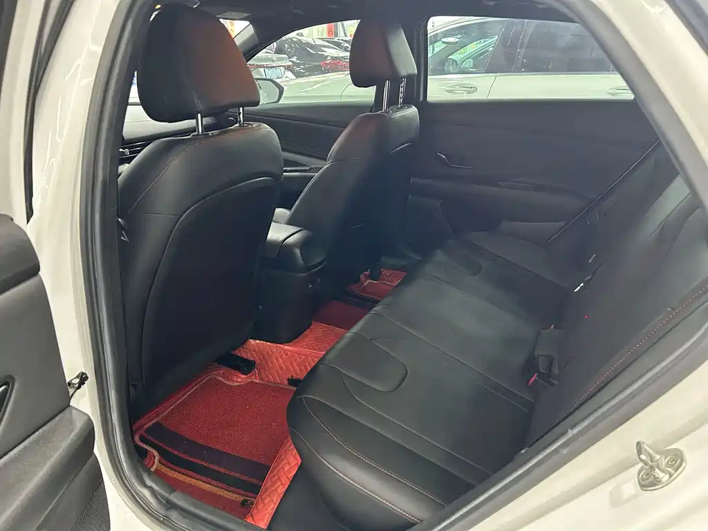 Hyundai Elantra — фото 14