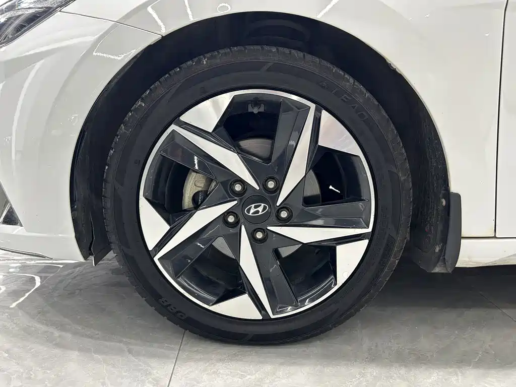 Hyundai Elantra — фото 16