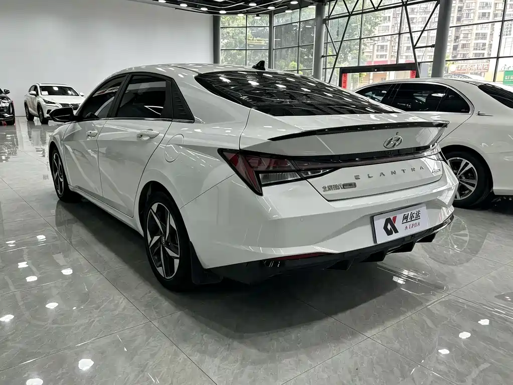 Hyundai Elantra — фото 6