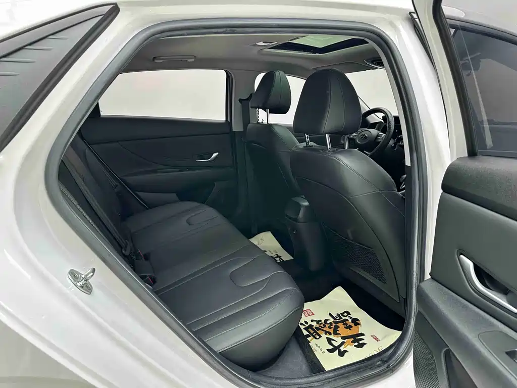 Hyundai Elantra — фото 15