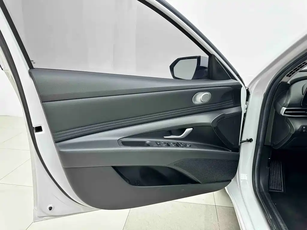 Hyundai Elantra — фото 7
