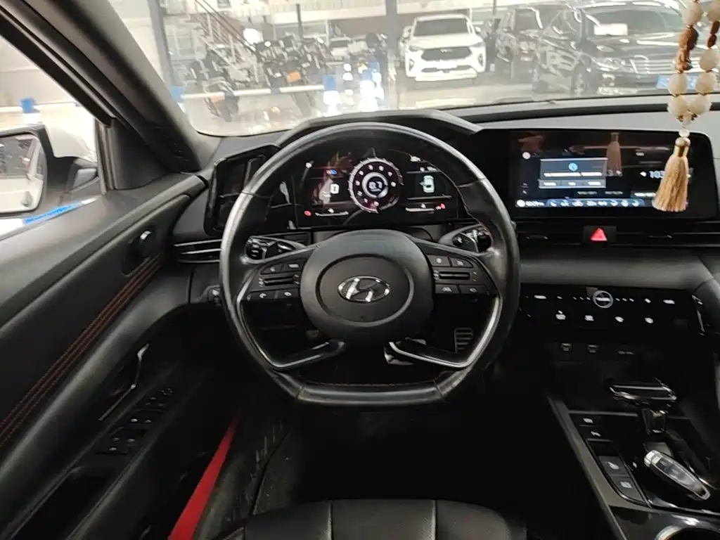 Hyundai Elantra — фото 11