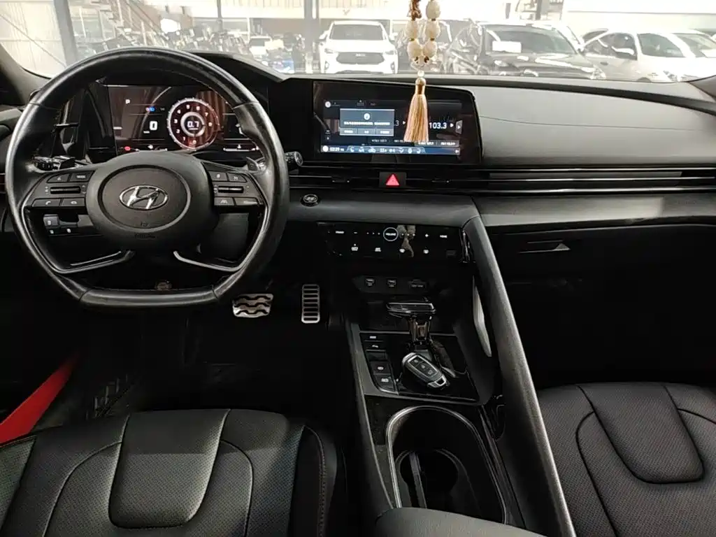Hyundai Elantra — фото 13