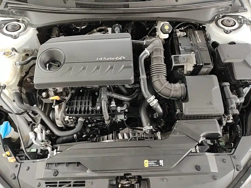 Hyundai Elantra — фото 20