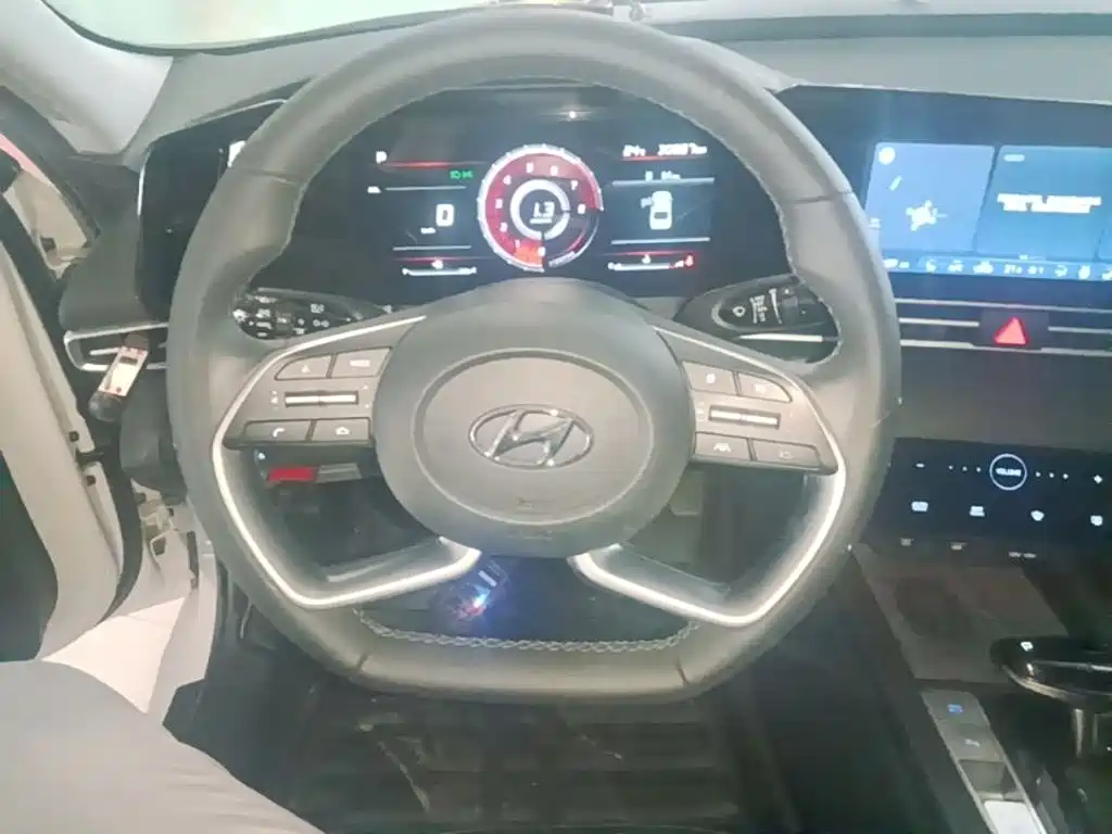 Hyundai Elantra — фото 11