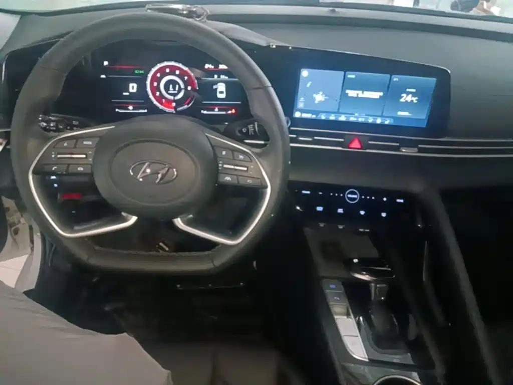 Hyundai Elantra — фото 10