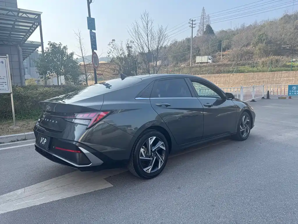 Hyundai Elantra — фото 4