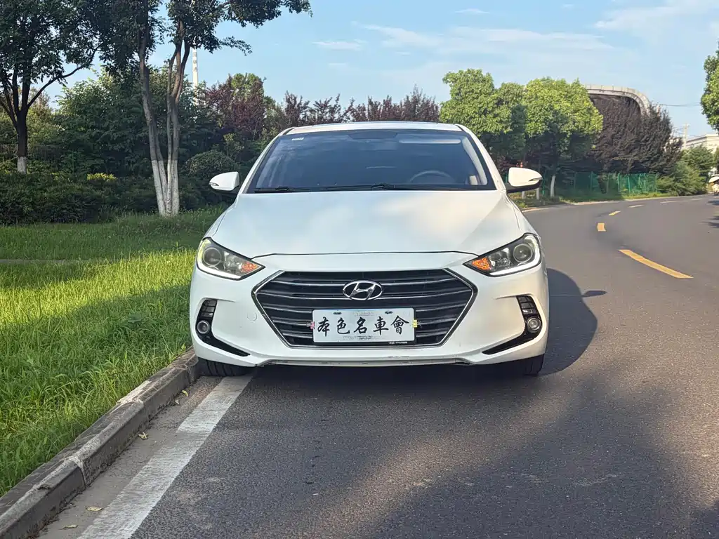 Hyundai Elantra — фото 2