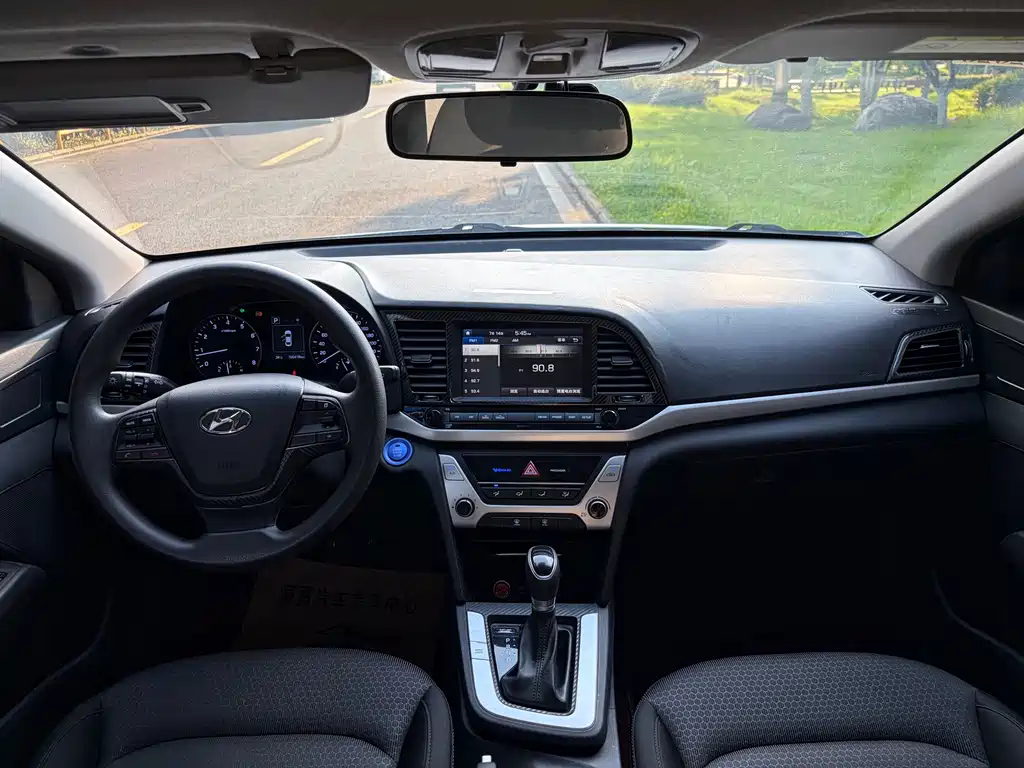 Hyundai Elantra — фото 11