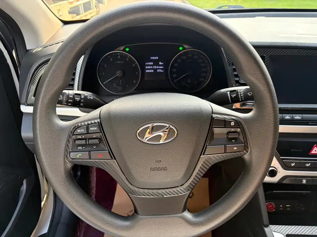 Hyundai Elantra — фото 13