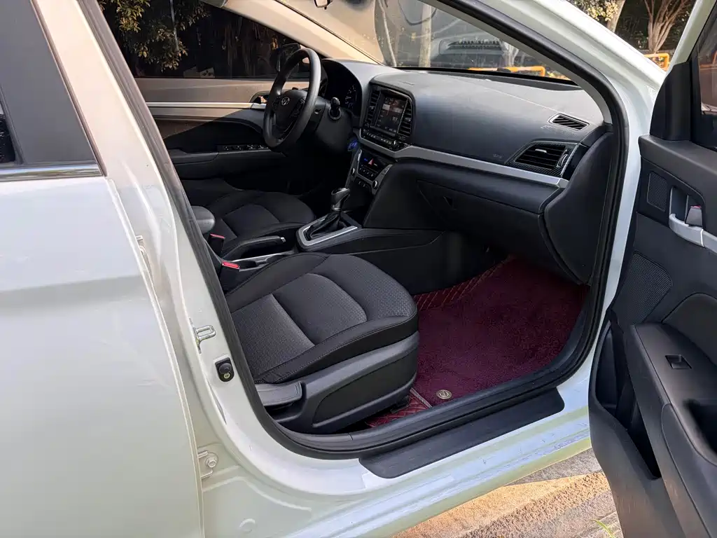 Hyundai Elantra — фото 17