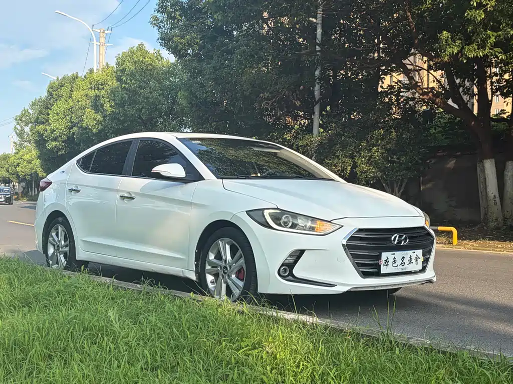 Hyundai Elantra — фото 3