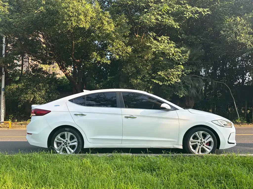 Hyundai Elantra — фото 4