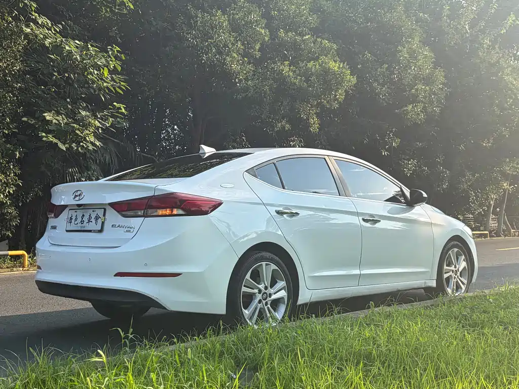 Hyundai Elantra — фото 5