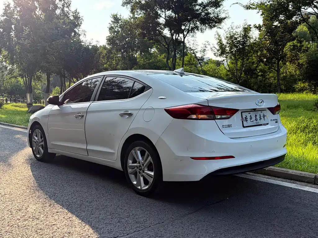 Hyundai Elantra — фото 8