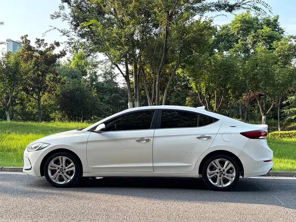 Hyundai Elantra — фото 9