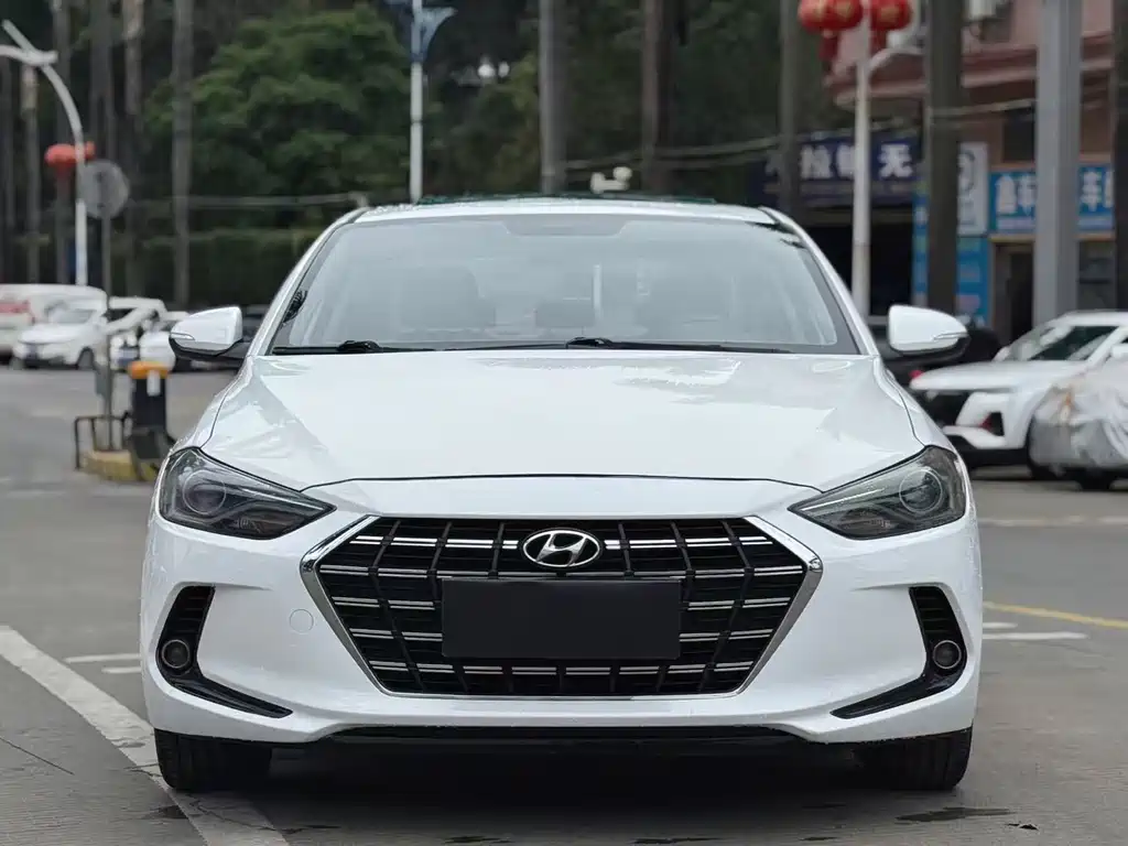 Hyundai Elantra — фото 2
