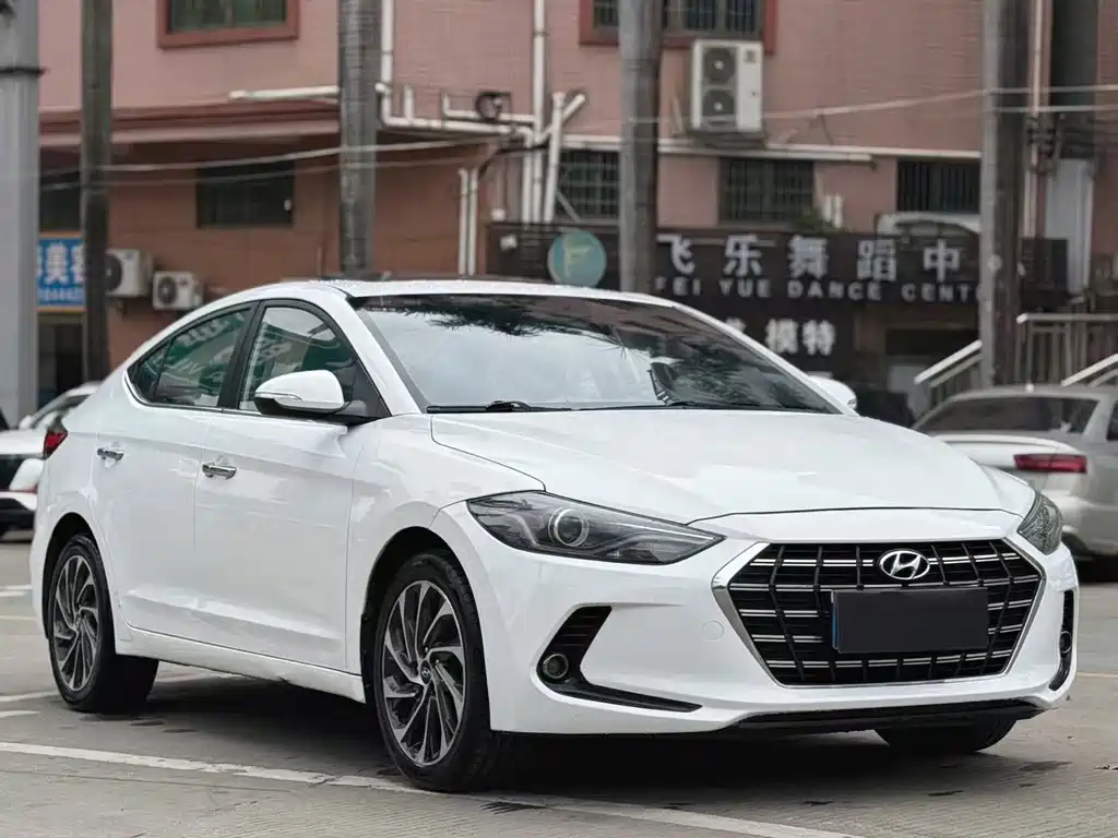 Hyundai Elantra — фото 3