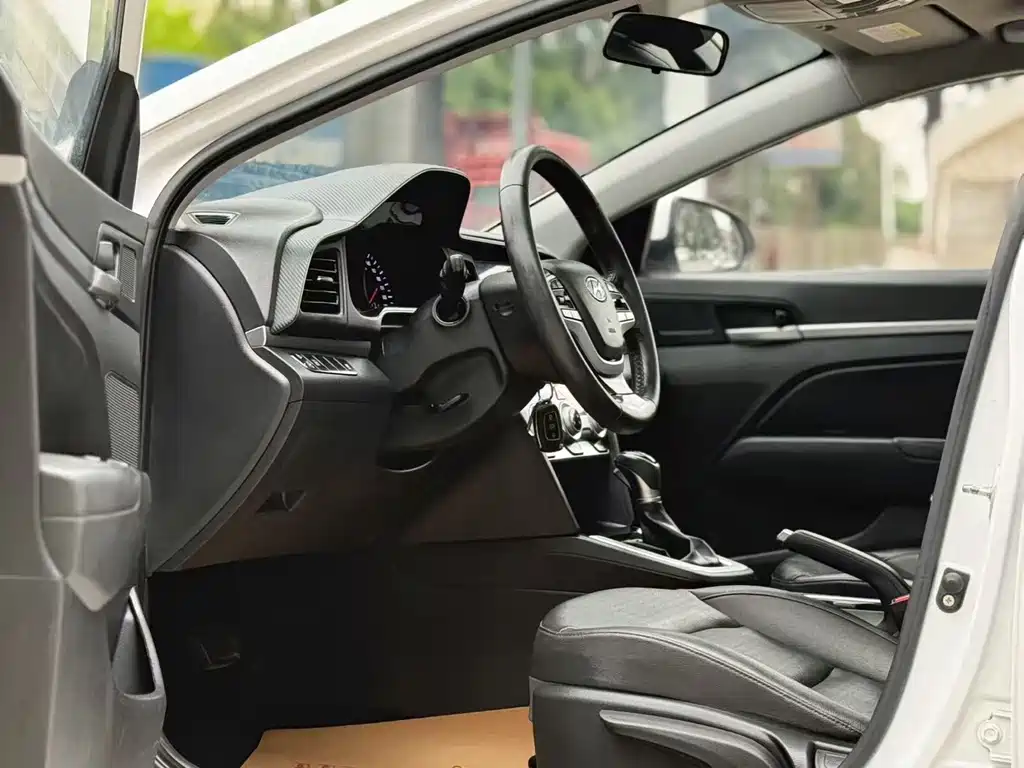 Hyundai Elantra — фото 4