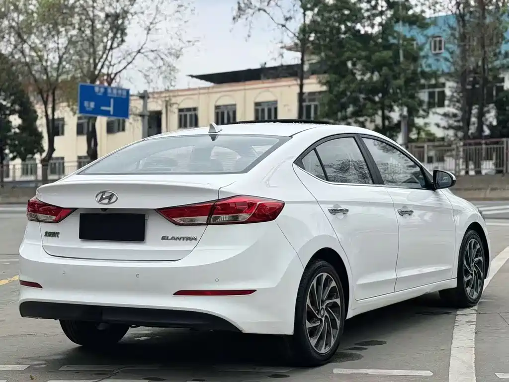 Hyundai Elantra — фото 7