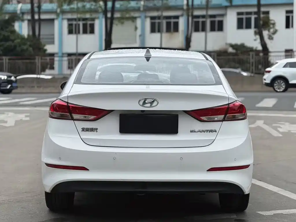 Hyundai Elantra — фото 8