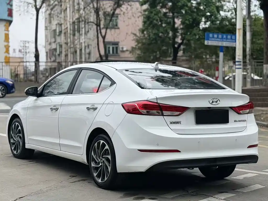 Hyundai Elantra — фото 9