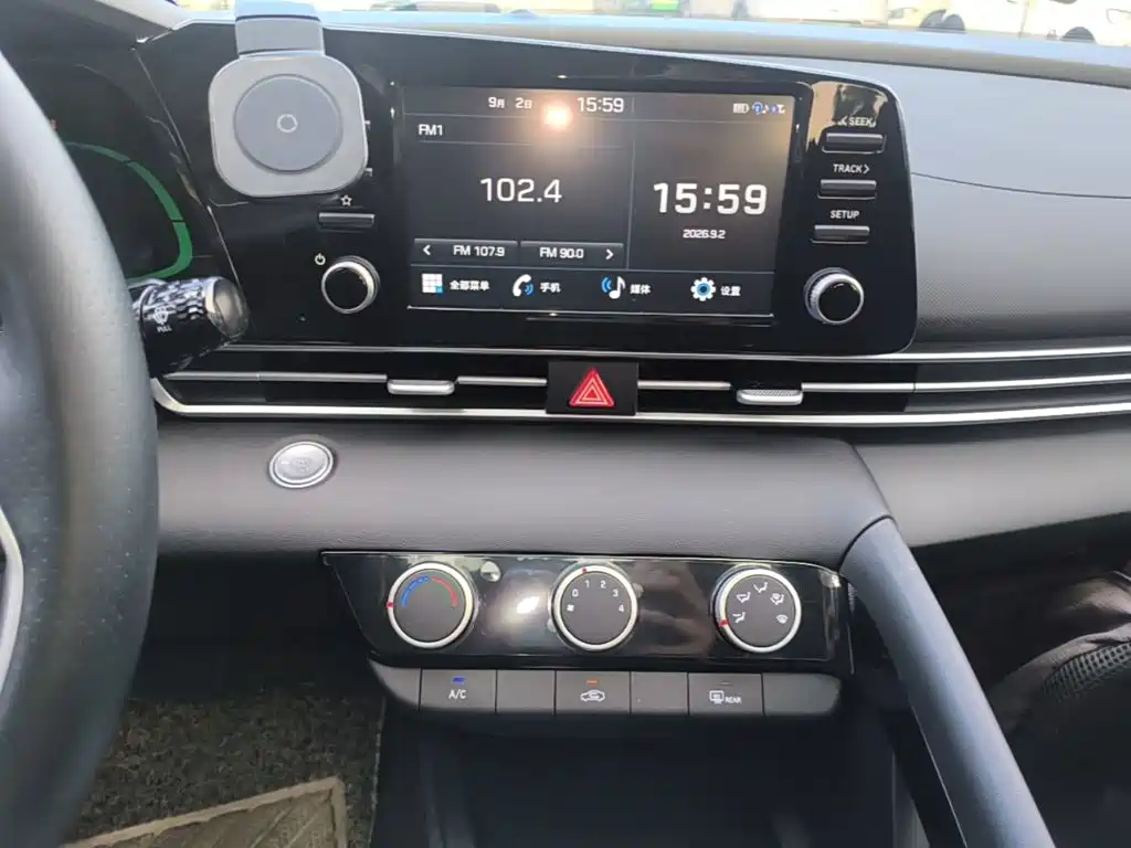 Hyundai Elantra — фото 13