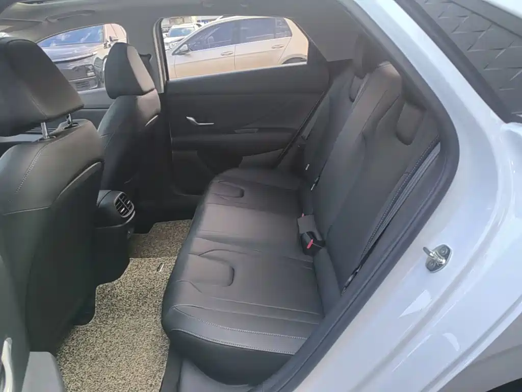Hyundai Elantra — фото 17