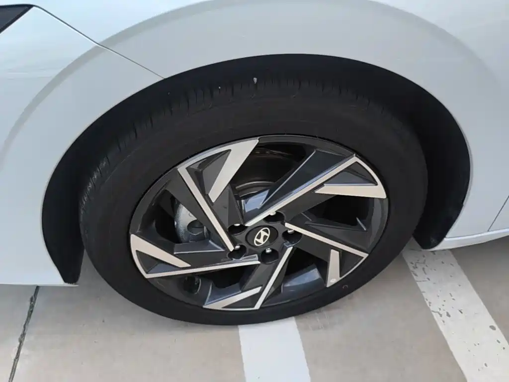 Hyundai Elantra — фото 23