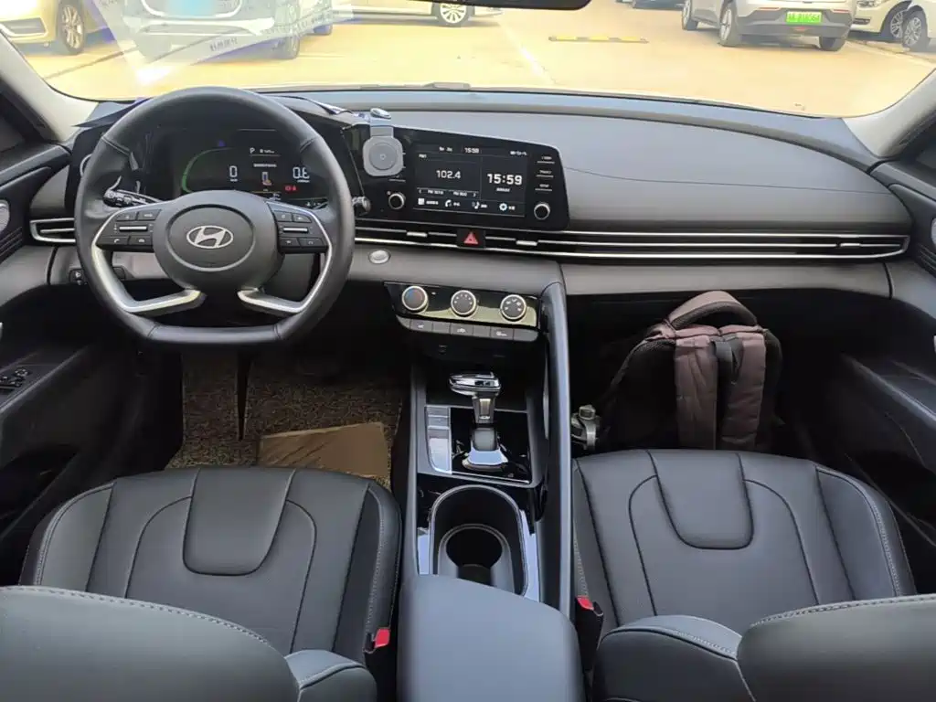 Hyundai Elantra — фото 10