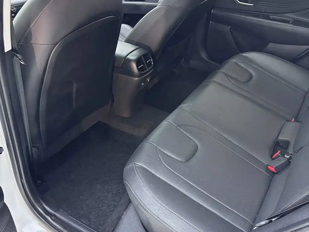 Hyundai Elantra — фото 19
