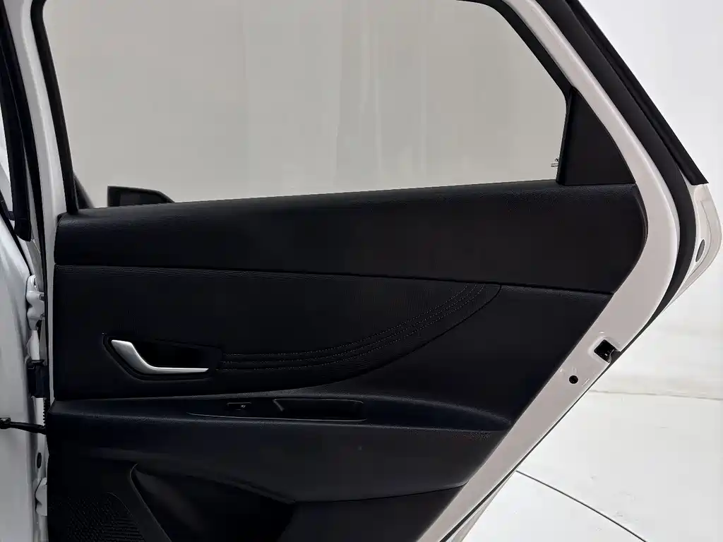 Hyundai Elantra — фото 22