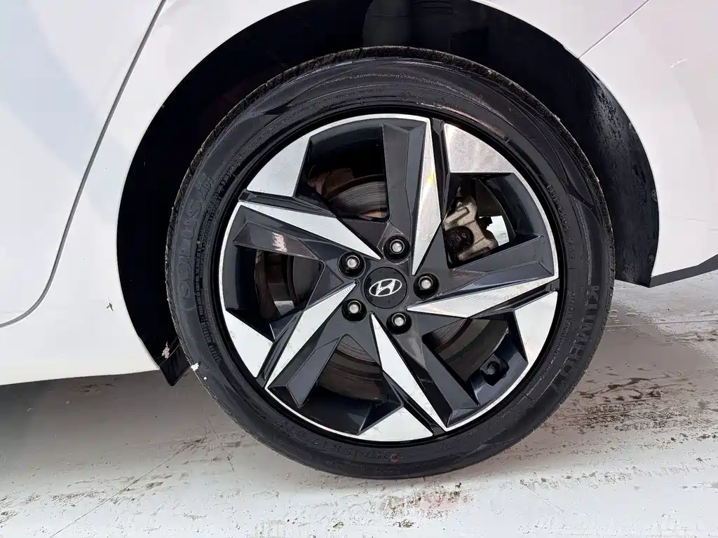 Hyundai Elantra — фото 24