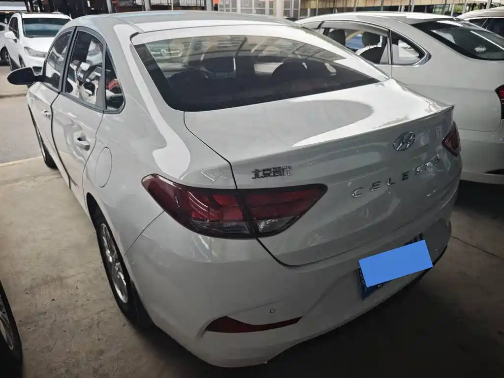 Hyundai Elantra — фото 13